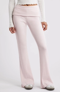 Détail du pantalon évasé en maille rose avec une taille rabattable élégante et moderne