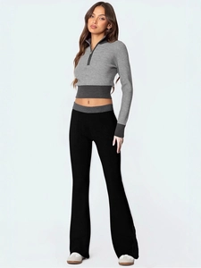 Ensemble haut court zippé gris et pantalon évasé noir à fines côtes pour femme
