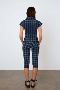 Vue détaillée du dos de l'ensemble deux pièces à carreaux pour femme avec pantalon court