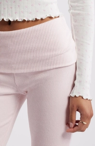 Détail d'un pantalon en maille côtelée et haut à manches longues à motifs nœuds roses