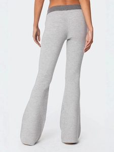 Pantalon en maille évasé à taille haute grise avec ceinture contrastée vue de dos