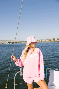 Primer plano del chándal rosa casual con estampado de letras MANCI en la sudadera