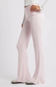 Détail du pantalon évasé côtelé rose clair à taille haute montrant la coupe et la texture
