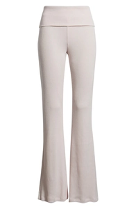 Détail du pantalon évasé en maille rose avec une taille rabattue au style décontracté
