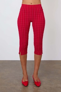 Détail du pantalon capri rouge à carreaux avec fente latérale et ballerines assorties