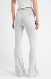 Détail du pantalon évasé en maille côtelée gris clair avec taille haute à revers