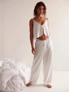 Elegante set pigiama bianco crema con canotta in pizzo e pantaloni in seta lucida