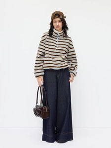 Mädchen Fleecejacke mit Streifenmuster, kombiniert mit weiten Jeans und Handtasche