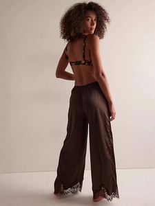Elegante completo pigiama da donna con canotta in pizzo floreale e pantaloni larghi in raso
