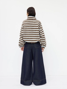Rückansicht der gestreiften Fleecejacke und Weitschaftjeans für Mädchen im Studio-Set