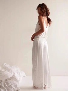 Elegante completo pigiama in raso bianco da donna con canotta in pizzo e pantaloni a gamba larga