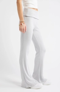 Détail du pantalon évasé à côtes gris clair avec taille haute et bande repliée