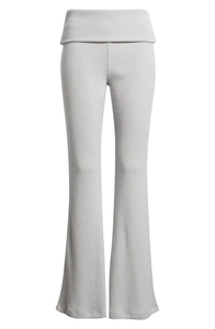 Détail macro de la texture en maille côtelée gris clair sur ce pantalon évasé