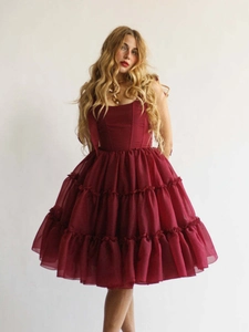 Elegantes burgunderfarbenes V-Ausschnitt Netz-Kleid mit hoher Taille und Korsett