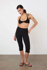 Détail d'un ensemble haut licou noir et pantalon capri avec texture de tissu 3D