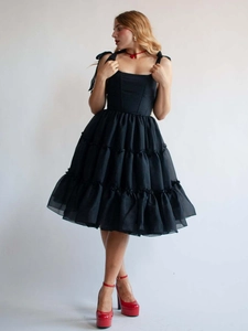 Elegantes schwarzes gestuftes Tüllkleid mit Schleifenträgern und Vintage-V-Ausschnitt-Stil