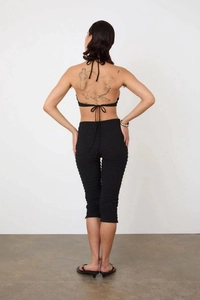 Détail de la texture gaufrée noire et vue arrière du haut dos nu et du pantalon court