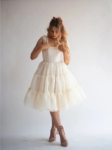 Elegantes ärmelloses weißes Stufenkleid mit V-Ausschnitt und hoher Taille für den Sommer