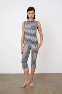 Détail du haut sans manches et du pantalon court pour femme avec motif à carreaux vichy