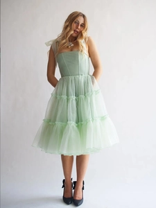 Elegantes mintgrünes ärmelloses Stufenkleid aus Netzstoff mit V-Ausschnitt und Schleifen