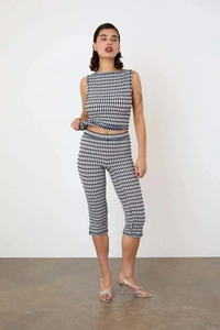 Détail du pantalon court vichy taille haute et du haut sans manches pour femmes