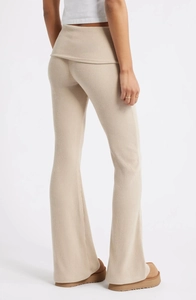 Détail arrière du pantalon évasé en maille côtelée beige avec taille repliable