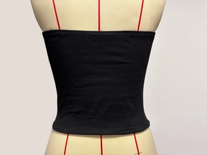 Vista dettagliata del retro di un top a fascia nero corto in tessuto elasticizzato