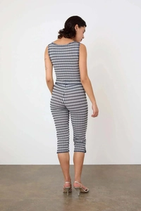 Pantalon capri slim à carreaux noirs et blancs vu de dos avec des sandales argentées à talons