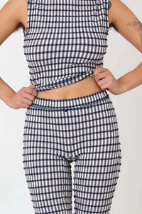 Détail du tissu en maille vichy bleu et blanc sur un ensemble deux pièces cintré