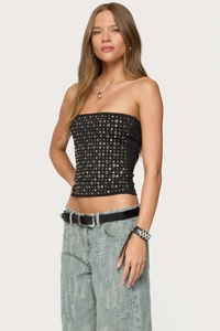 Dettaglio di un top a fascia nero con borchie metalliche e strass stile street