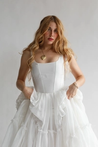 Détail de la robe bustier blanche avec corset à baleines et jupe en organza à volants