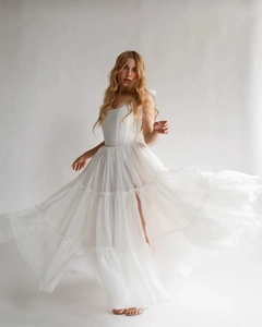 Gros plan d'une robe corset blanche élégante avec jupe à volants fluide en mouvement