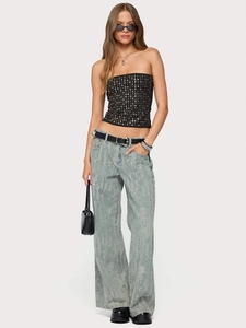 Top a fascia nero con borchie metalliche e jeans larghi strappati stile street