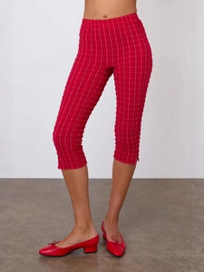 Pantalon court à carreaux rouges pour femmes avec coupe ajustée et tissu élastique