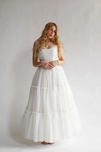Vue détaillée de la robe longue à volants en tulle blanc avec corsage et jupe à couches