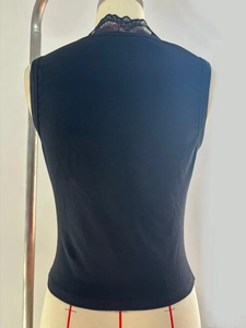 Detaillierte Rückansicht eines schwarzen Tanktops mit feinen floralen Spitzenbesätzen