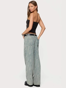 Top a fascia nero con borchie stile vintage e jeans a gamba larga blu chiaro