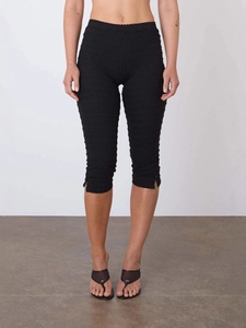 Pantalon court noir pour femme en tissu extensible texturé avec fente boutonnée au bas