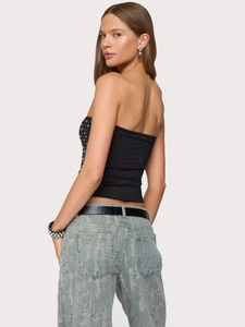 Top a fascia schiena scoperta stile Y2K con borchie e strass su modella