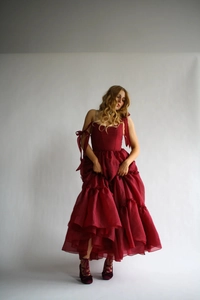 Détail de robe corset bordeaux à volants superposés avec sandales à talons hauts à lacets