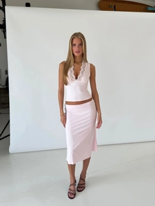 Detailansicht eines rosa Spitzentops und Satinrocks an einem Studiomodell