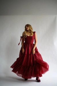 Vue détaillée d'une robe en tulle rouge foncé avec taille corset et bretelles nouées