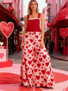Detail von rotem Rüschen-Crop-Top und rosa Herz-Print-Hose mit weitem Bein