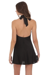 Détail de la robe dos nu noire élégante avec un nœud papillon à l'arrière du cou