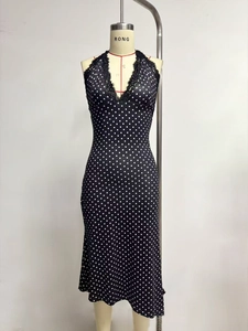 Robe licou à pois avec bordure en dentelle noire et silhouette ajustée à taille haute