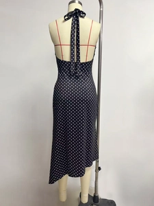Robe à pois noir et blanc avec licou et dos nu au design asymétrique élégant