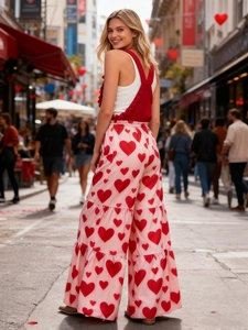 Detail der High-Waist-Hose mit Herzprint und gestuftem Design mit Rüschensaum