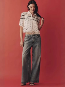 Chemisier français à manches bouffantes et pois avec jean large à taille haute