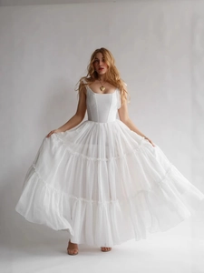 Robe longue blanche chic avec bustier baleiné et jupe en tulle multicouche volumineuse