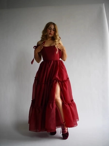 Robe longue élégante en organza bordeaux avec bretelles à nœuds, volants et fente haute
